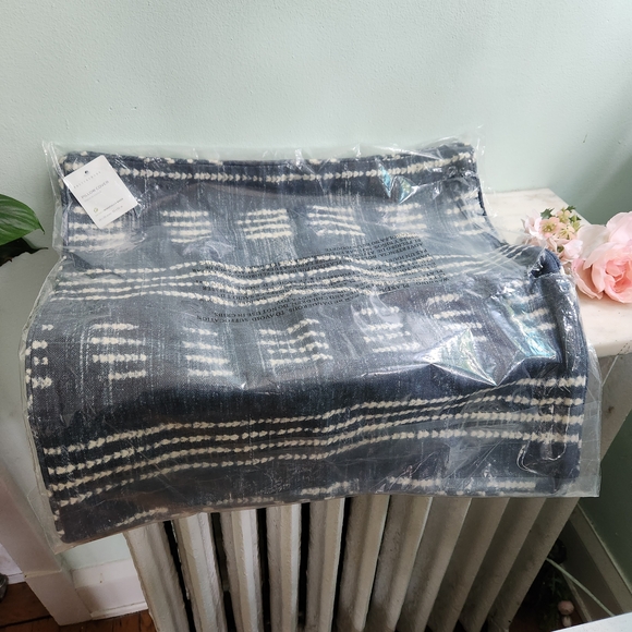 NEW Pottery Barn Shibori Dot 20" x 20" Pillow Covers Set Of 2‎ Indigo Blue - Picture 2 of 3